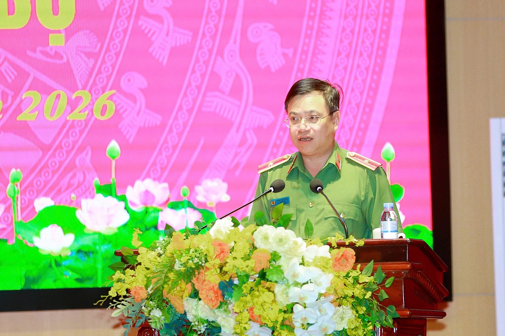 Đồng chí Thiếu tướng Đinh Việt Dũng, Ủy viên Ban Thường vụ Tỉnh ủy, Bí thư Đảng ủy, Giám đốc Công an tỉnh phát biểu chúc mừng và bày tỏ tin tưởng đồng chí Đại tá Nguyễn Huy Khích trên cương vị mới sẽ hoàn thành xuất sắc mọi nhiệm vụ được giao