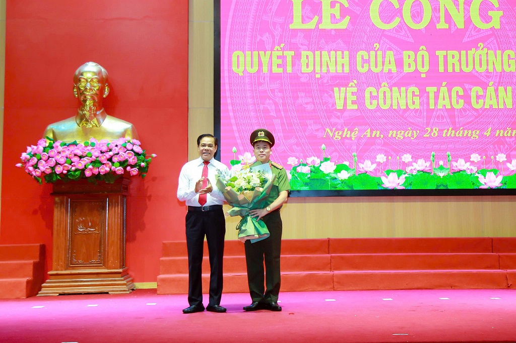 Đồng chí Võ Trọng Hải, Phó Bí thư Tỉnh ủy, Chủ tịch UBND tỉnh tặng hoa chúc mừng Đại tá Trần Hồng Quang 