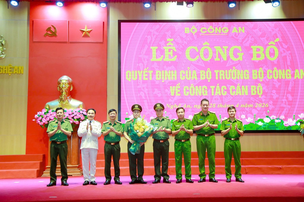 Ban Thường vụ Đảng ủy, Lãnh đạo Công an tỉnh Nghệ An tặng hoa chúc mừng Đại tá Trần Hồng Quang 