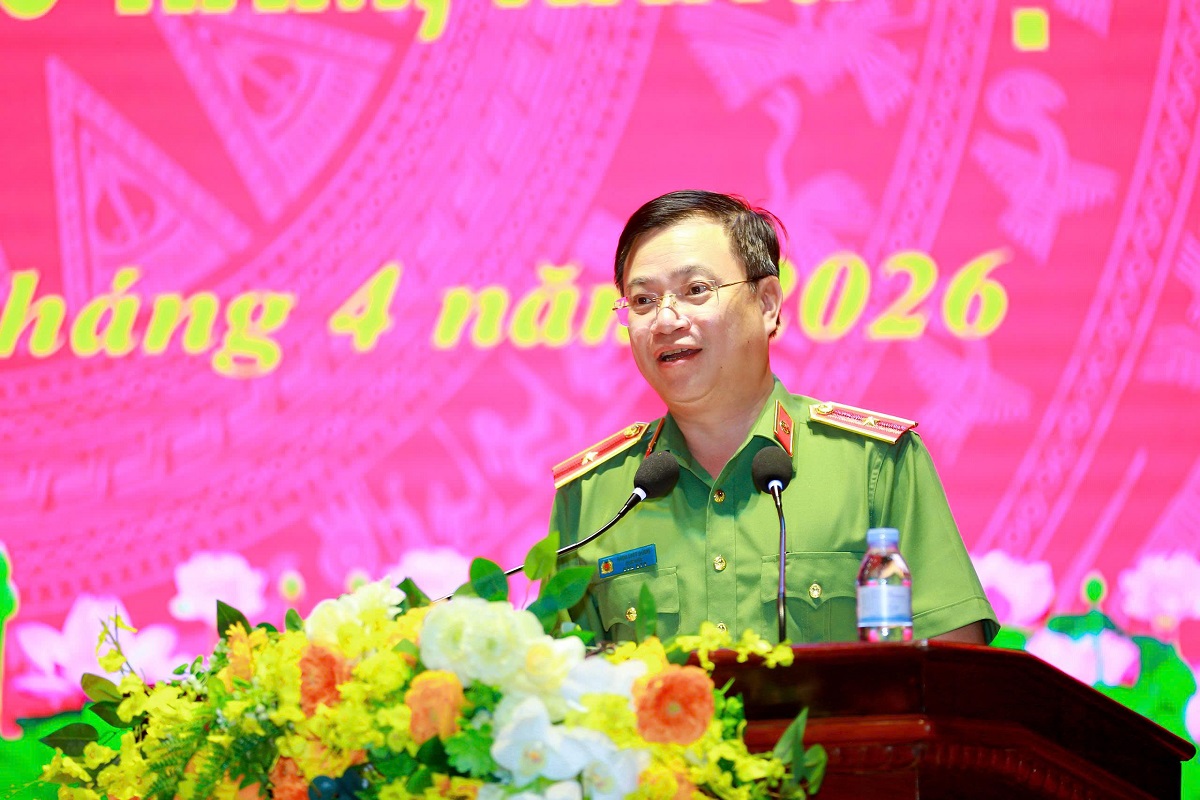 Đồng chí Thiếu tướng Đinh Việt Dũng, Ủy viên Ban Thường vụ Tỉnh ủy, Bí thư Đảng ủy, Giám đốc Công an tỉnh phát biểu tại buổi lễ