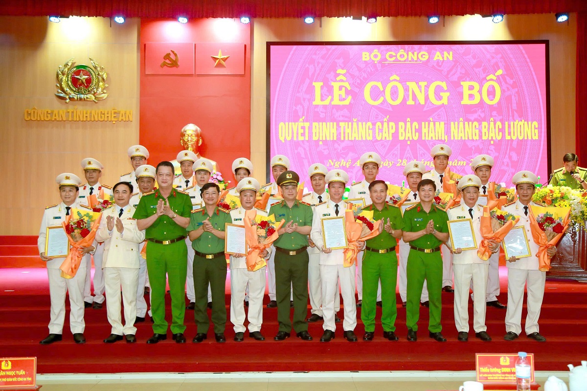 Các đồng chí trong Ban Thường vụ Đảng ủy, Lãnh đạo Công an tỉnh chúc mừng các đồng chí được thăng cấp bậc hàm Đại tá
