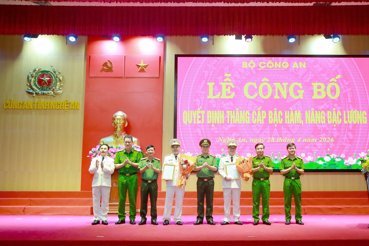 Các đồng chí trong Ban Thường vụ Đảng ủy, Lãnh đạo Công an tỉnh chúc mừng các đồng chí được nâng lương cấp bậc hàm Đại tá