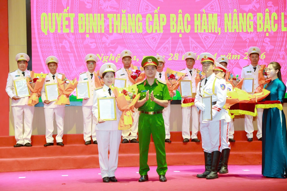 Đồng chí Thượng tá Phạm Thành Long, Phó Giám đốc Công an tỉnh trao quyết định, tặng hoa chúc mừng các đồng chí được thăng cấp bậc hàm Thượng tá