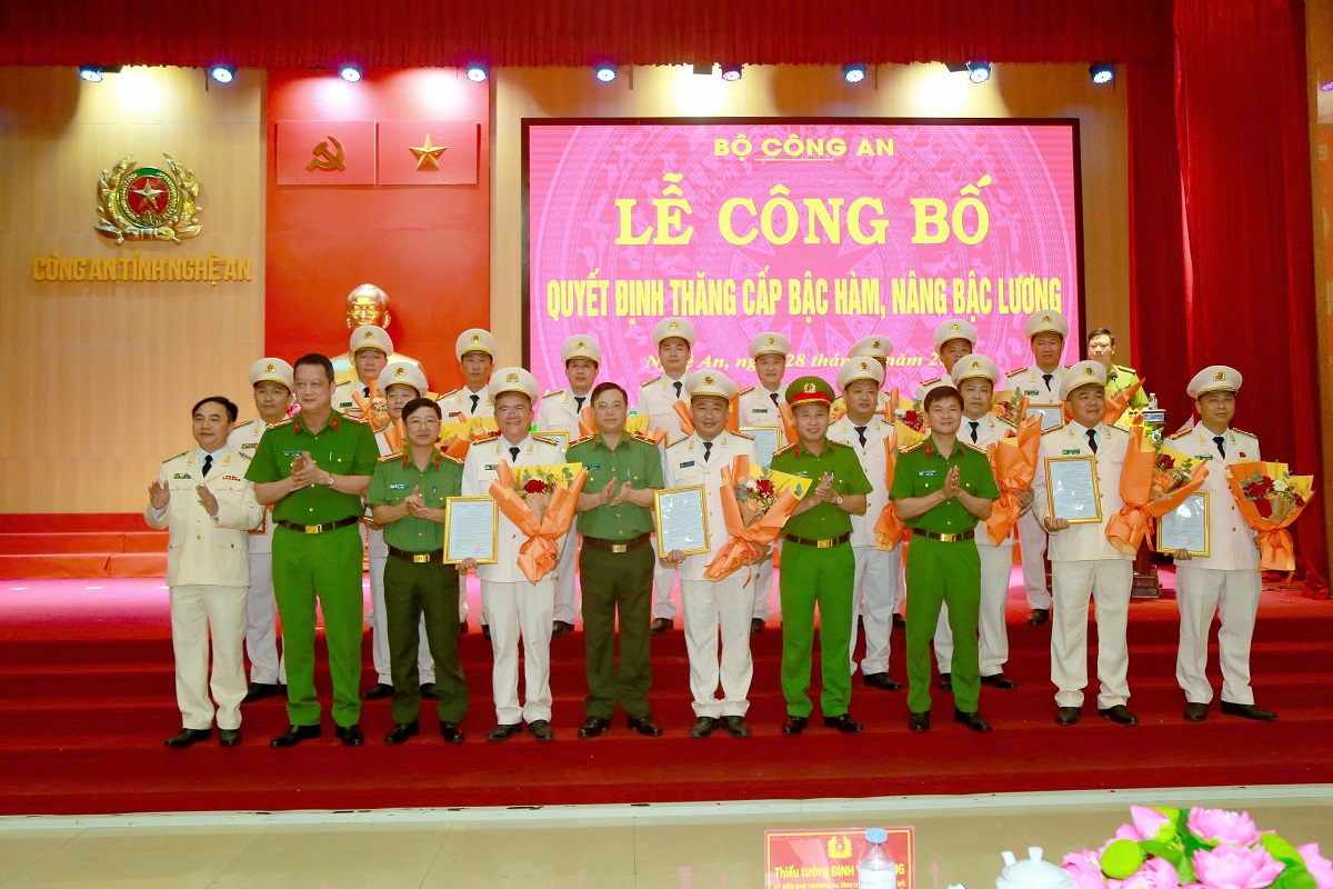 Đồng chí Võ Trọng Hải, Phó Bí thư Tỉnh ủy, Chủ tịch UBND tỉnh và các đồng chí trong Ban Thường vụ Đảng ủy, Lãnh đạo Công an tỉnh chúc mừng các đồng chí được thăng cấp bậc hàm Thượng tá