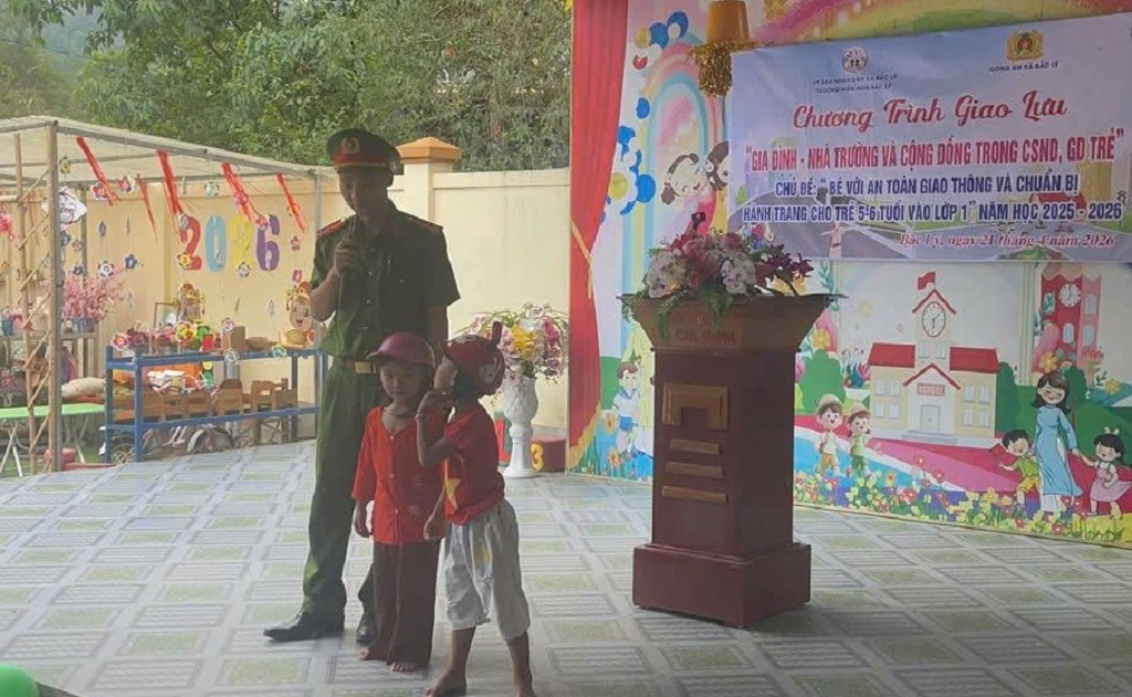 Công an xã Bắc Lý tuyên truyền, phổ biến những kiến thức về an toàn giao thông cho trẻ