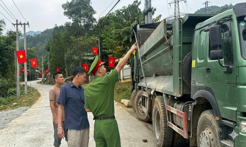  Công an xã Bắc Lý tổng rà soát xe tải tự đổ, xe sơ mi rơ moóc tải trọng lớn