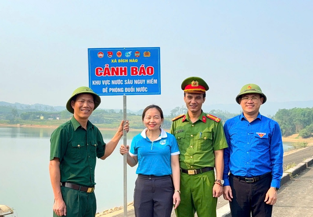 Chi đoàn Công an xã Bích Hào phối hợp ban, ngành, đoàn thể tổ chức cắm biển cảnh báo phòng, chống đuối nước tại những khu vực nguy hiểm