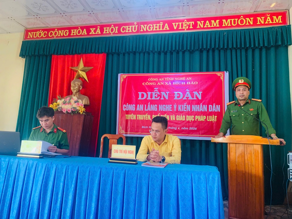 Công an xã giải đáp những thắc mắc của người dân