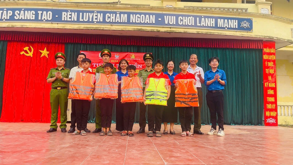 Tặng áo phao cho học sinh có câu trả lời đúng