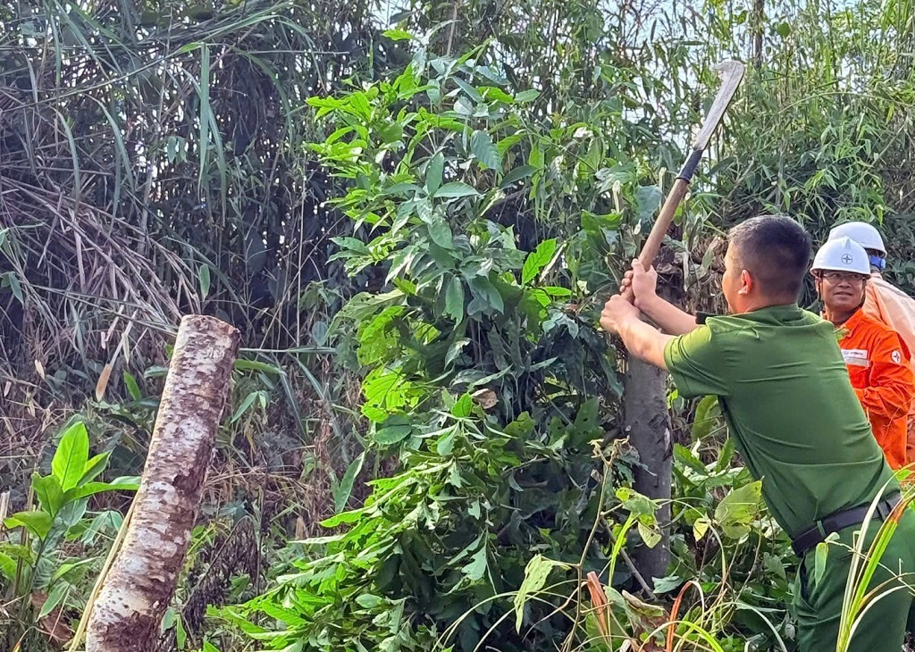  Công an xã Huồi Tụ phối hợp với ban, ngành, đoàn thể phát quang bụi rậm, khơi thông cống rãnh