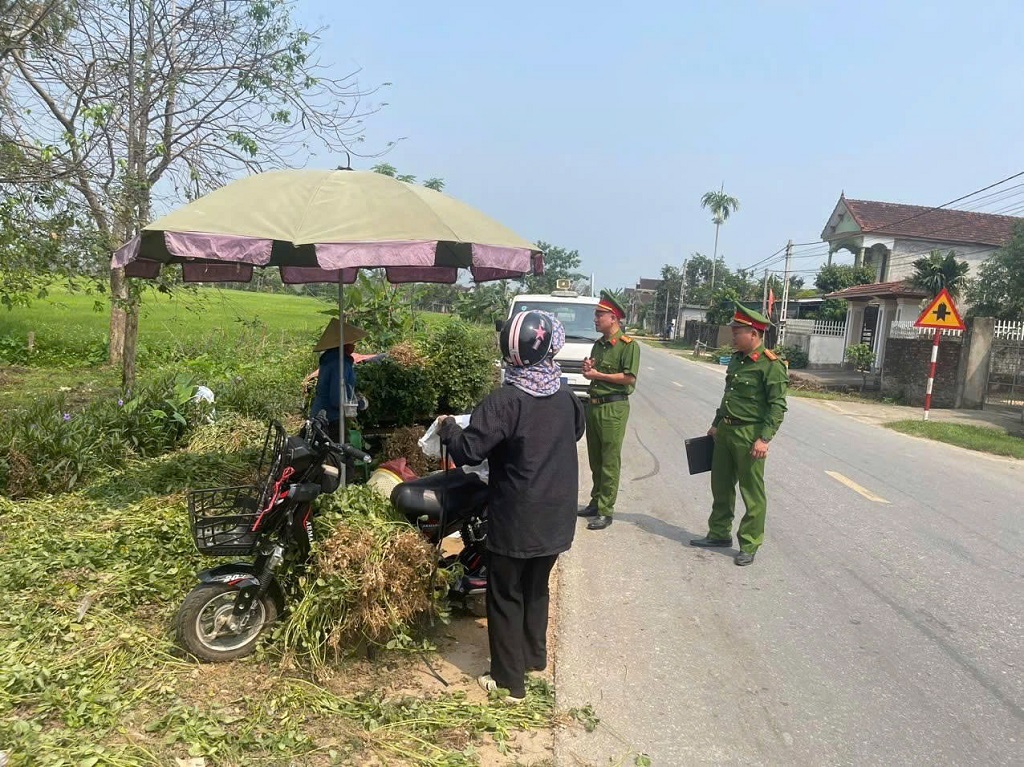 Công an xã Kim Bảng phổ biến quy định pháp luật, cảnh báo nguy cơ tai nạn có thể xảy ra khi phơi nông sản trên lòng, lề đường