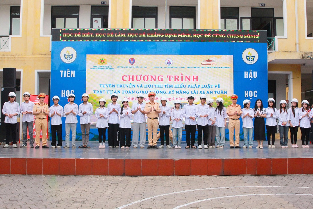 Đại biểu trao mũ bảo hiểm tặng học sinh