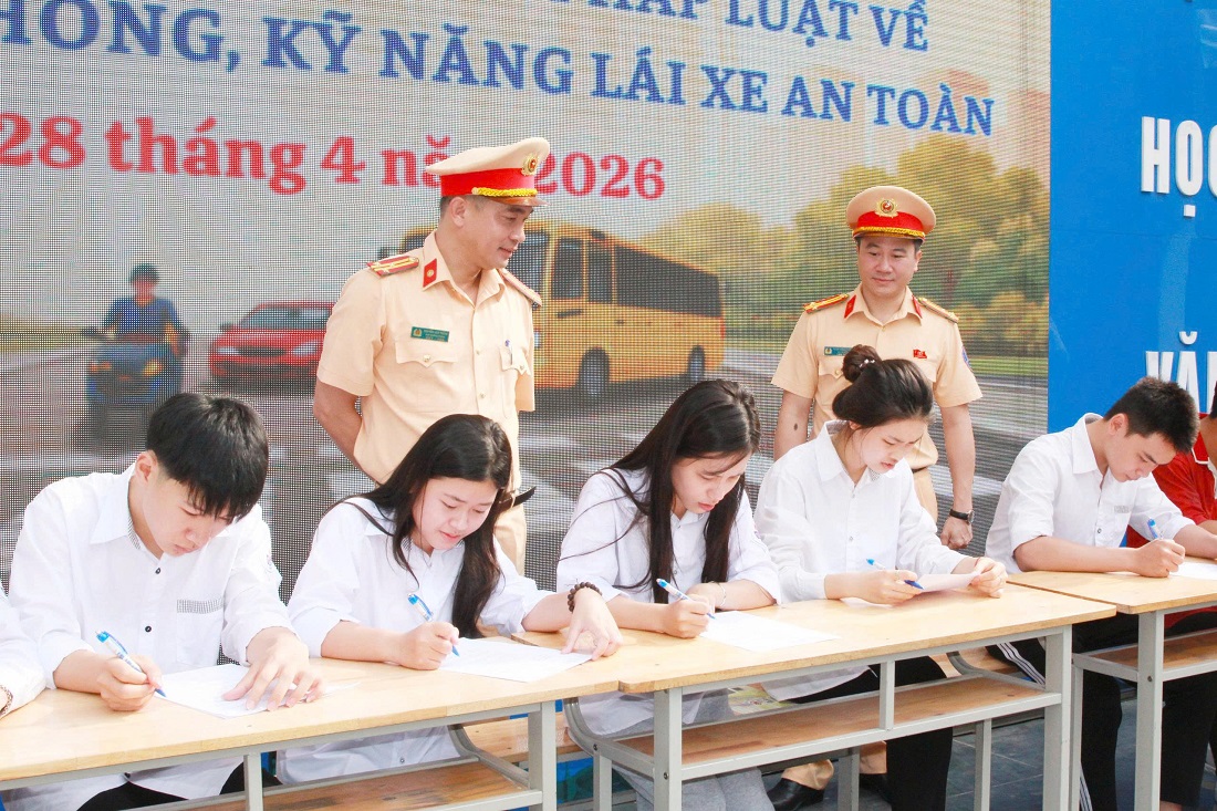 Học sinh tham gia thi tìm hiểu Luật bảo đảm trật tự an toàn giao thông và kỹ năng lái xe an toàn