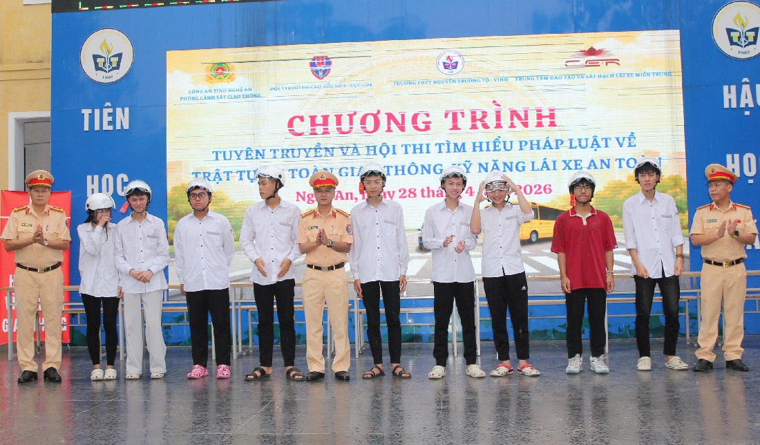 Trao giải đến học sinh