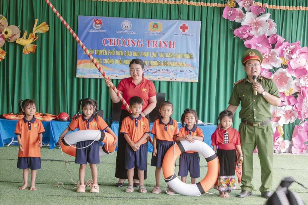 Công an xã Mường Xén hướng dẫn cho trẻ đội mũ bảo hiểm đúng quy định; mang phao bơi khi đi tắm ao, hồ…