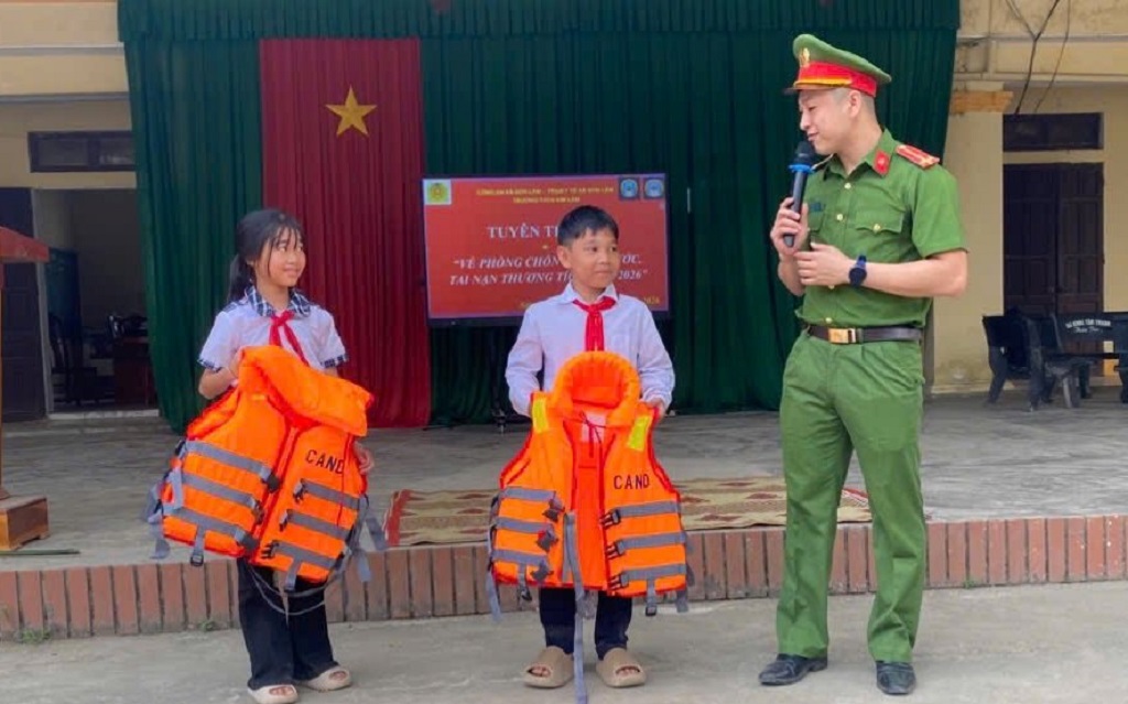 Công an xã Sơn Lâm tuyên truyền với hình thức trực quan, giúp học sinh dễ hiểu, dễ nhớ