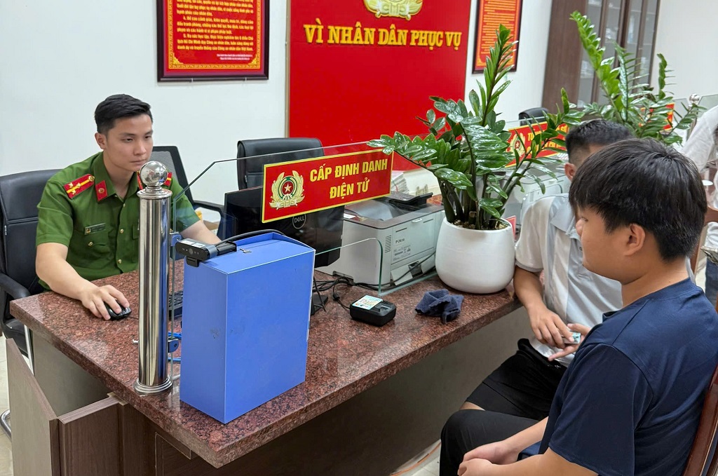 Công an phường Vinh Lộc tăng cường cấp tài khoản định danh điện tử mức 2 cho công dân từ 6 - 14 tuổi