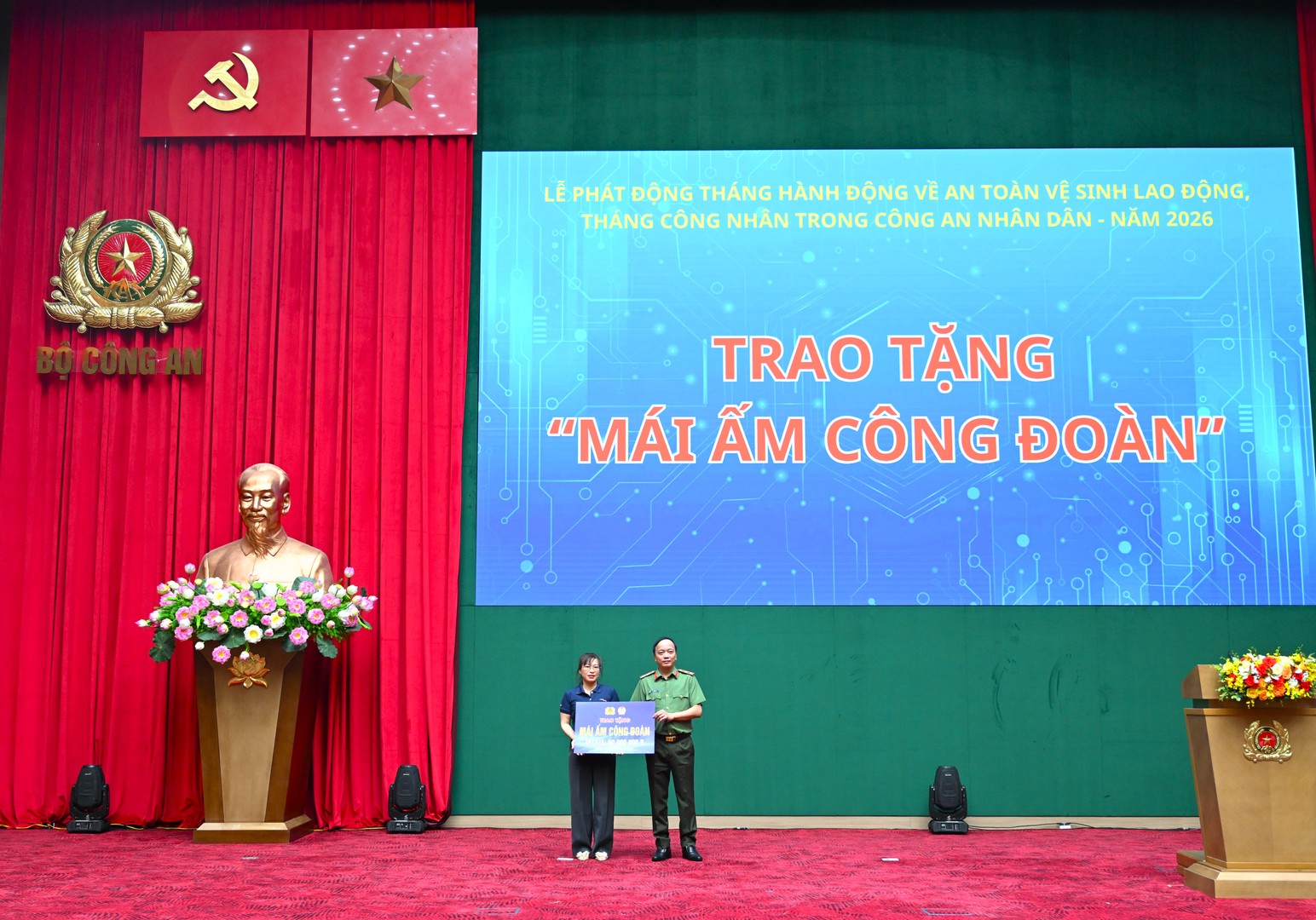 Thứ trưởng Đặng Hồng Đức trao biểu trưng Mái ấm công đoàn tặng người lao động CAND có hoàn cảnh khó khăn