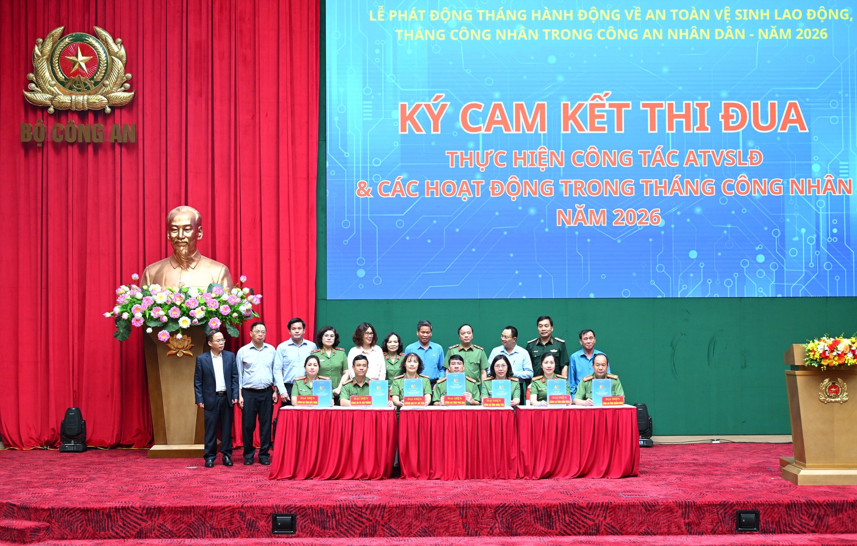 Trước sự chứng kiến của các đồng chí lãnh đạo, đại diện Công an các đơn vị, địa phương ký cam kết thi đua thực hiện công tác vệ sinh an toàn lao động và các hoạt động trong Tháng công nhân năm 2026.