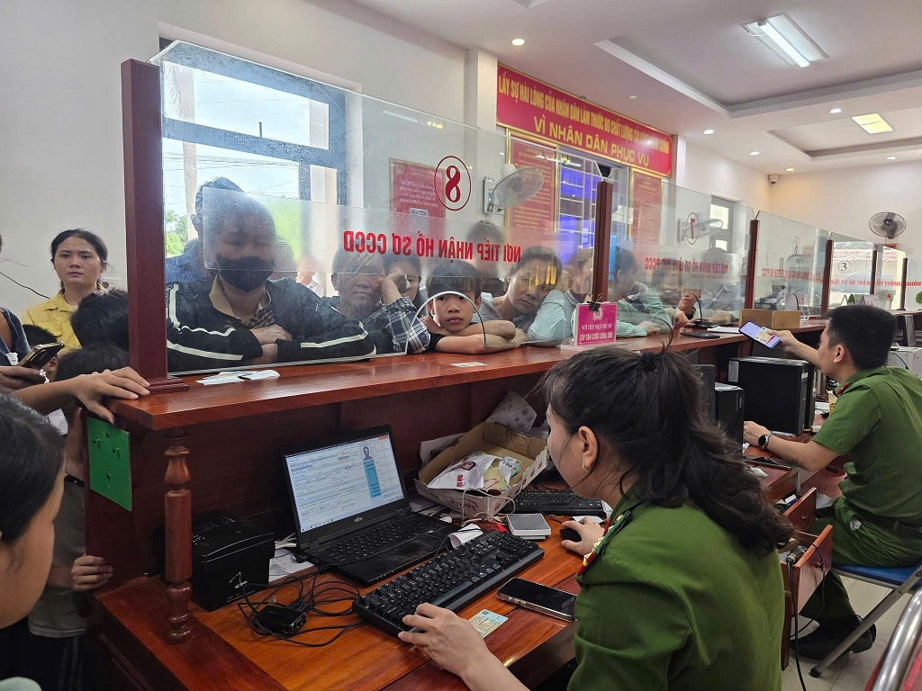 Công an xã Anh Sơn xuyên lễ phục vụ người dân