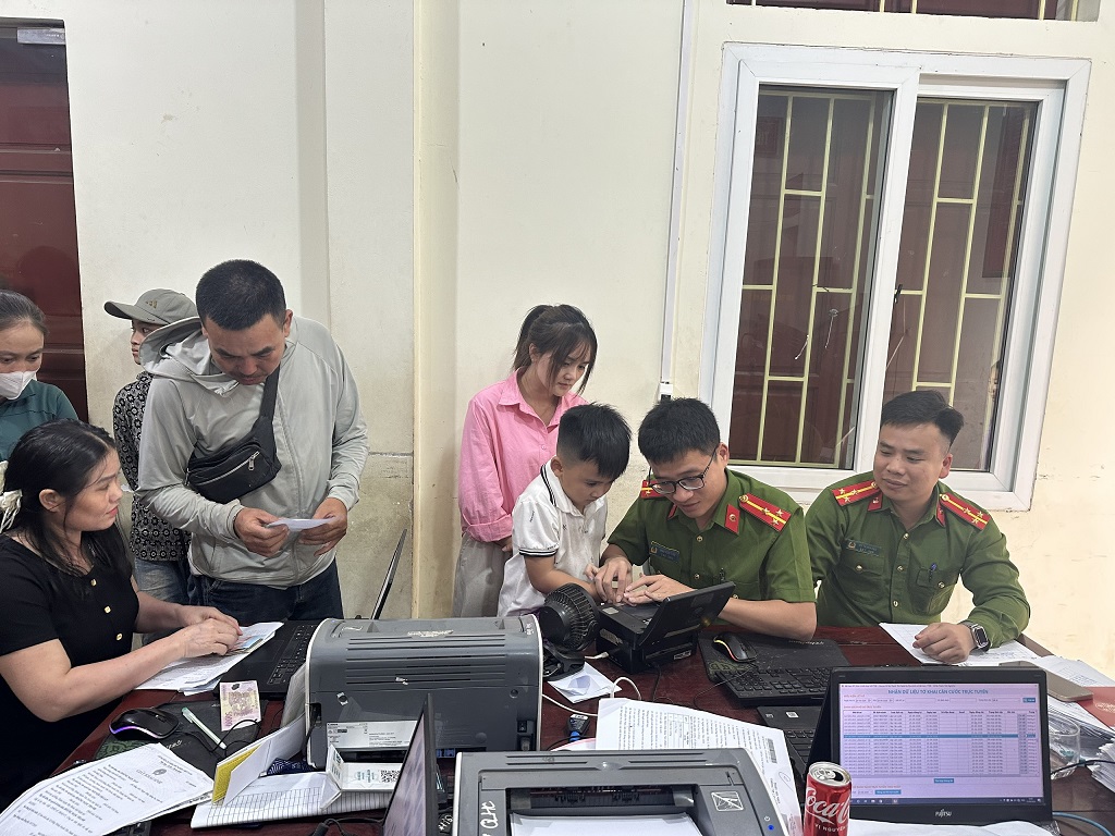Công an xã hướng dẫn, hỗ trợ người dân