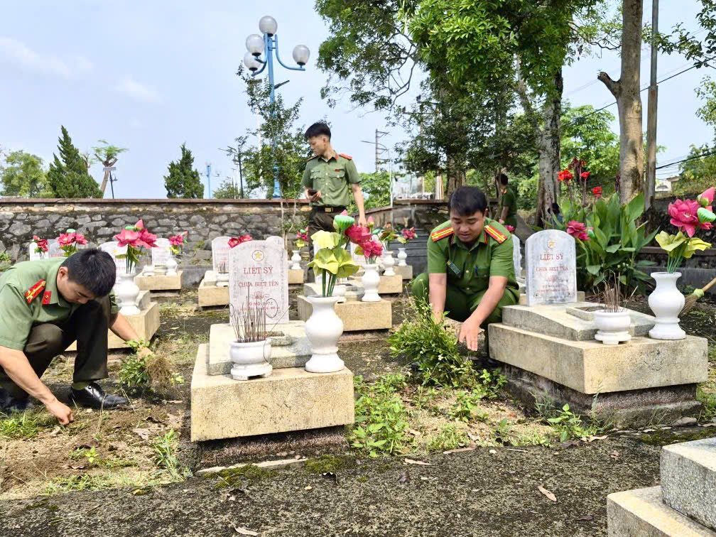Công an xã Anh Sơn tổ chức hoạt động vệ sinh, chỉnh trang khuôn viên Nghĩa trang Liệt sĩ Việt - Lào