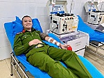 Cán bộ Công an phường Thành Vinh kịp thời hiến máu, góp phần cứu bệnh nhân qua cơn nguy kịch