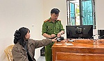 Công an xã Châu Tiến tuyên truyền, hướng dẫn người dân sử dụng ứng dụng VNeID