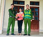 Công an xã Na Loi kịp thời trao trả tài sản bị đánh rơi cho người dân