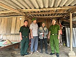 Công an xã Na Ngoi hỗ trợ người dân khắc phục hậu quả giông lốc