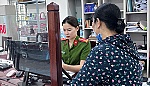 Công an xã Lam Thành hỗ trợ người dân nhận lại tiền chuyển nhầm
