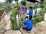 Công an xã Thiên Nhẫn cắm biển báo phòng chống tai nạn đuối nước