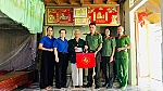 Công an xã Thiên Nhẫn thăm hỏi, tặng quà cựu chiến binh