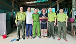 Công an xã Hùng Chân tiếp nhận cá thể tê tê quý hiếm do người dân giao nộp