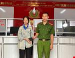 Trao trả tài sản cho người dân đánh rơi