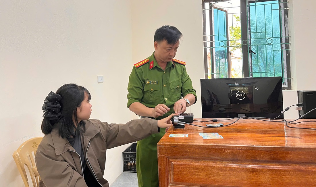 Công an xã Châu Tiến tuyên truyền, hướng dẫn người dân sử dụng ứng dụng VNeID