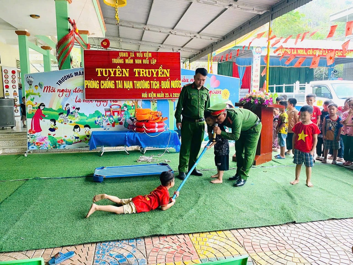 Công an xã Hữu Kiệm tuyên truyền phòng, chống tai nạn thương tích và đuối nước cho trẻ mầm non