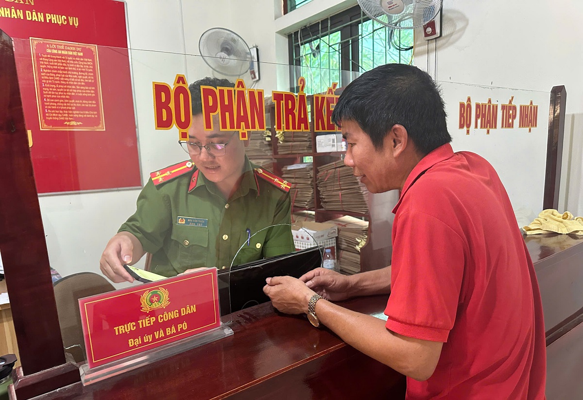 Công an xã Mường Típ nỗ lực cấp tài khoản định danh điện tử mức độ 2 cho công dân