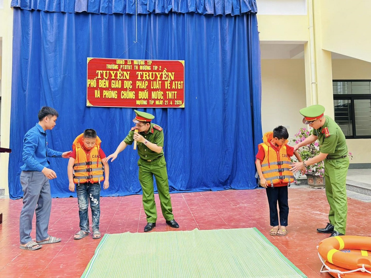 Công an xã Mường Típ tuyên truyền phổ biến, giáo dục pháp luật về ATGT và phòng chống đuối nước, tai nạn thương tích