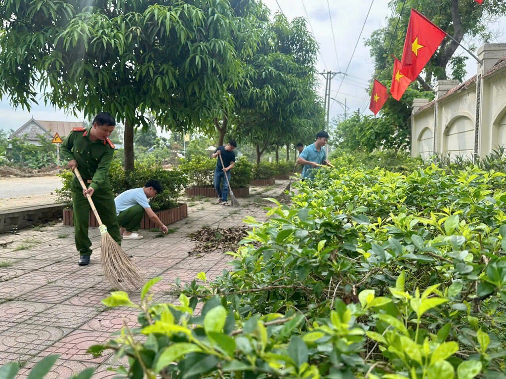 Công an xã Kim Liên dọn dẹp vệ sinh, chỉnh trang khuôn viên trụ sở