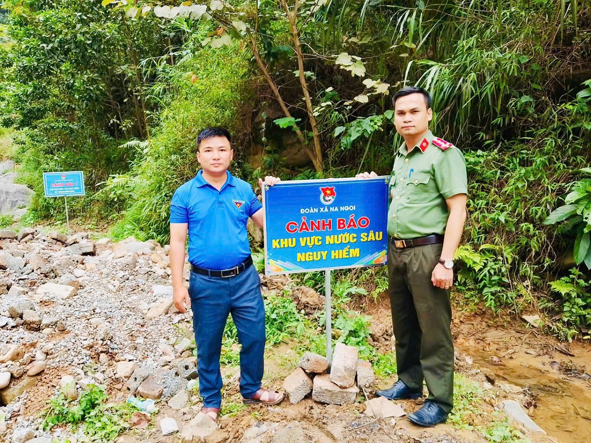 Công an xã Na Ngoi phối hợp tuyên truyền phòng, chống đuối nước