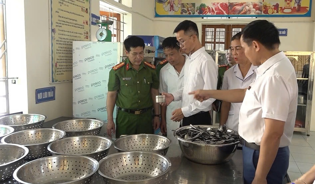Công an xã Đông Lộc tăng cường kiểm tra vệ sinh an toàn thực phẩm tại trường học