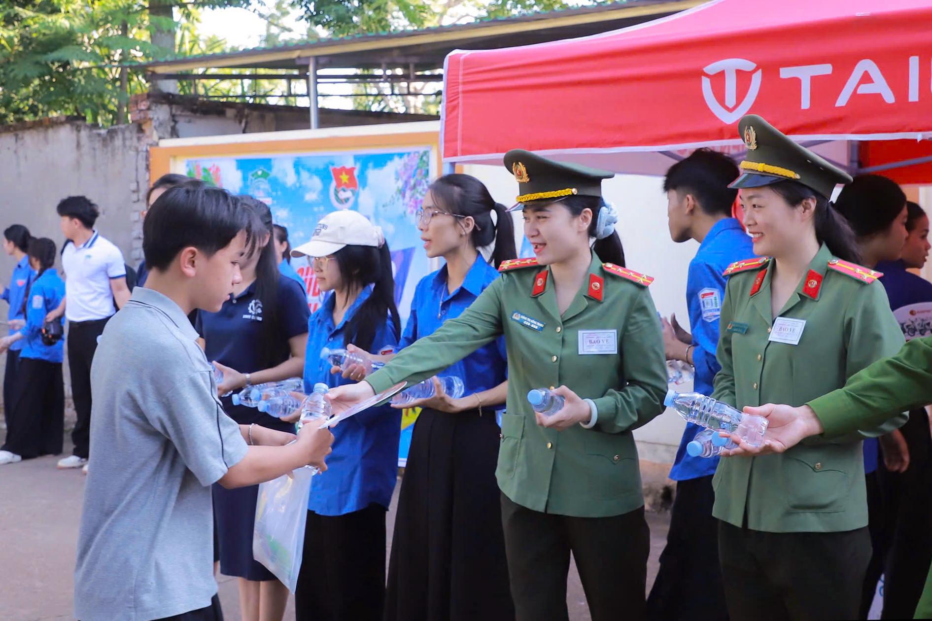 Tuổi trẻ Công an tỉnh Nghệ An đồng hành cùng sĩ tử