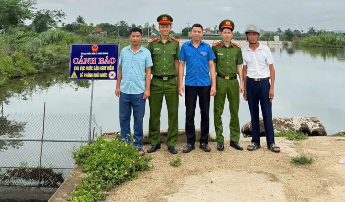 Công an xã Nghĩa Khánh cắm biển báo phòng chống tai nạn đuối nước