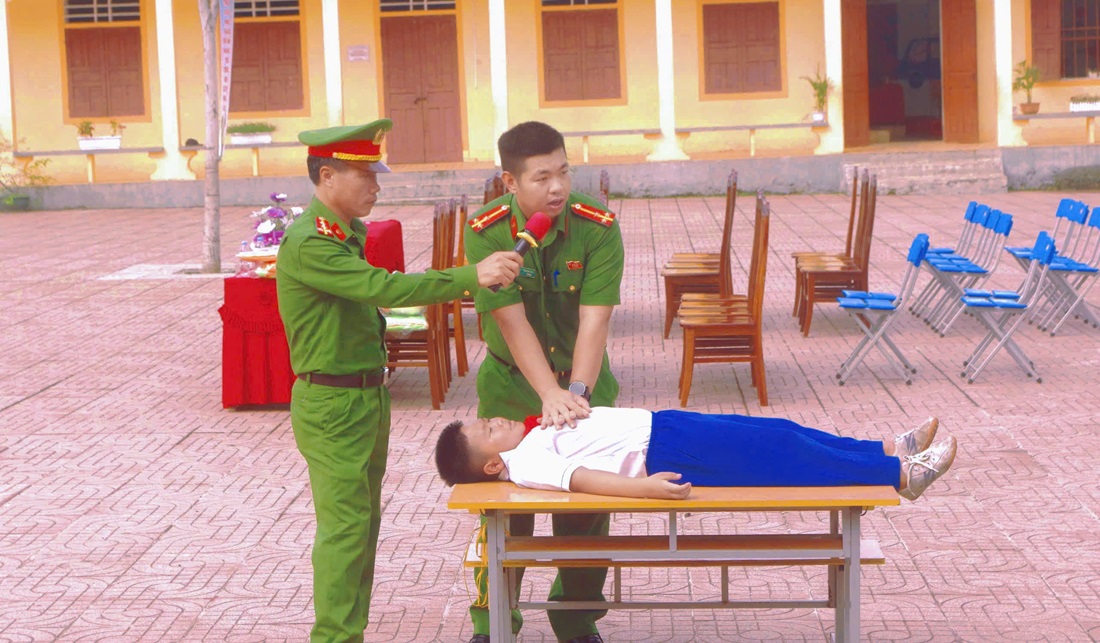 Công an xã Nghĩa Thọ tuyên truyền phòng, chống đuối nước cho học sinh