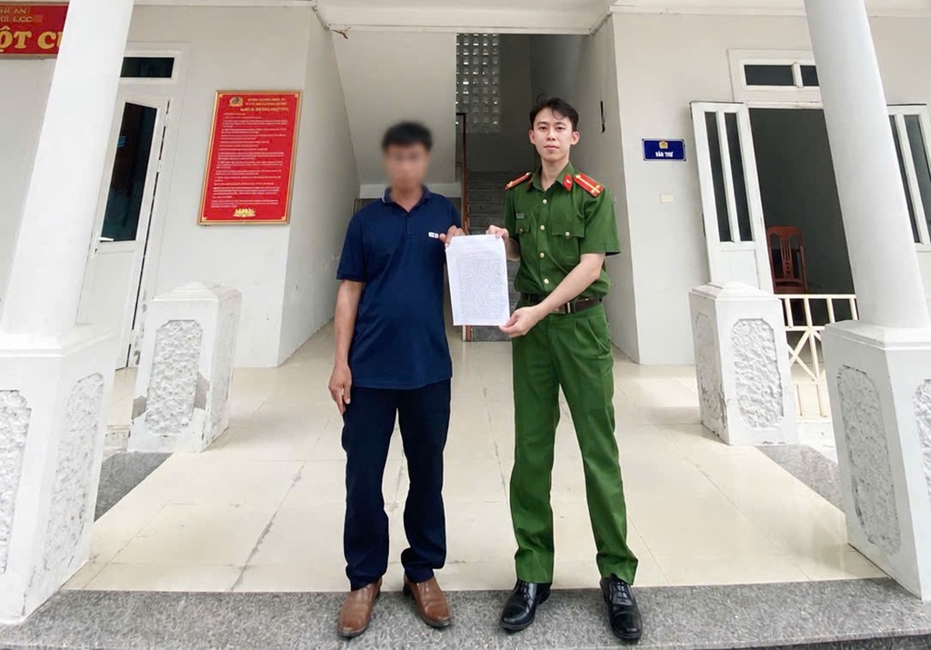 Công an xã Trung Lộc hỗ trợ người dân nhận lại tiền chuyển nhầm