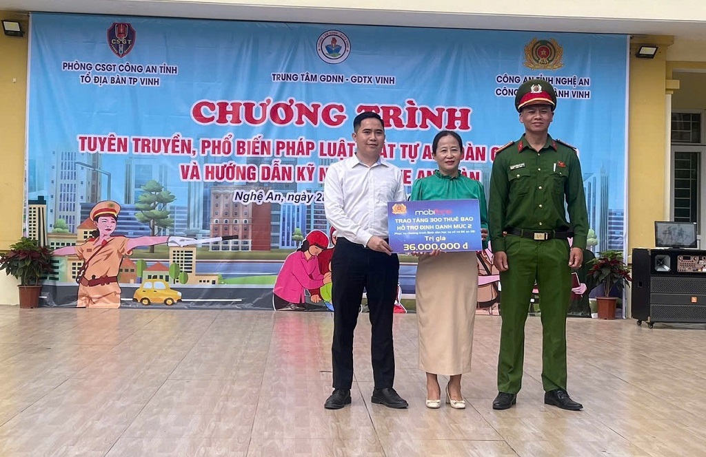  Mobifone Nghệ An trao tặng thuê bao hỗ trợ định danh mức 2