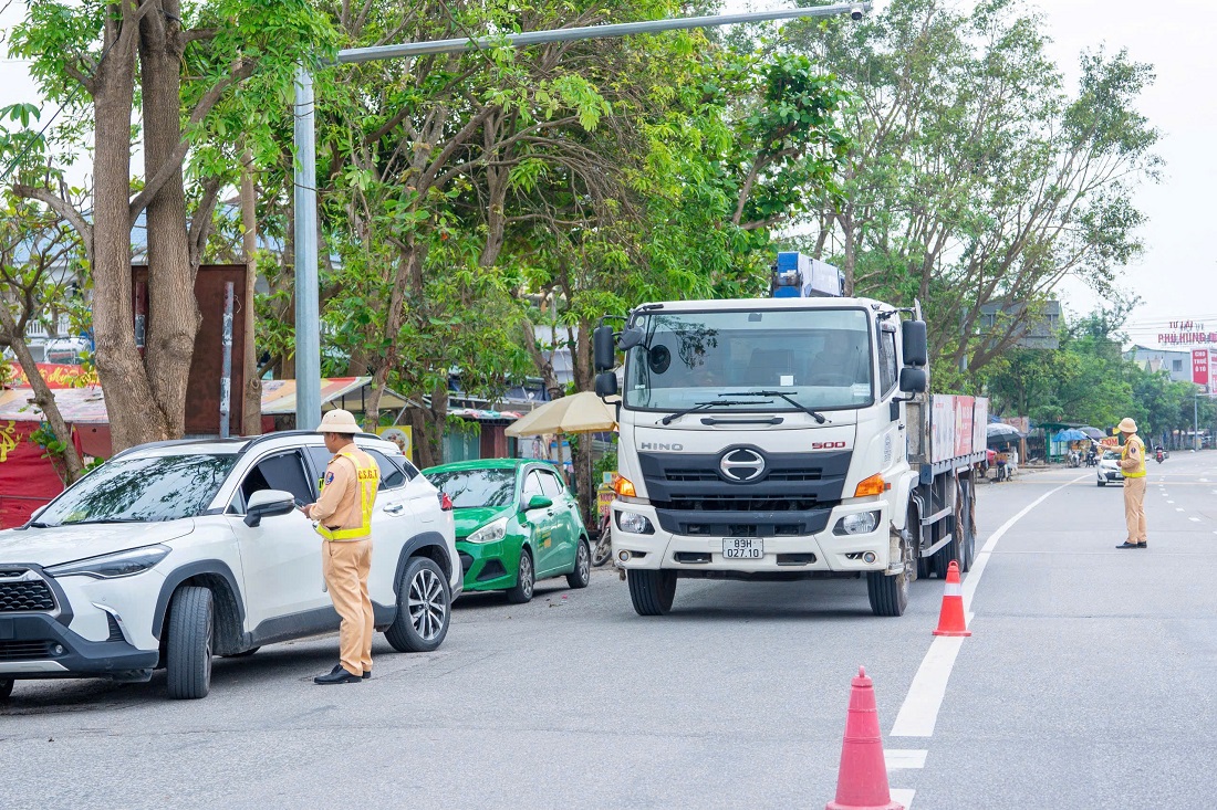 Lực lượng CSGT phân luồng, bảo đảm TTATGT trên tuyến, địa bàn
