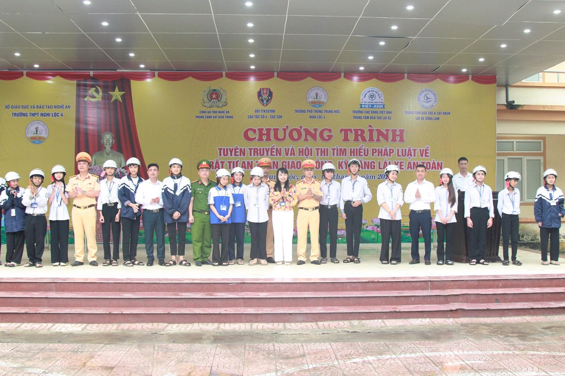 Đại biểu trao mũ bảo hiểm tặng học sinh