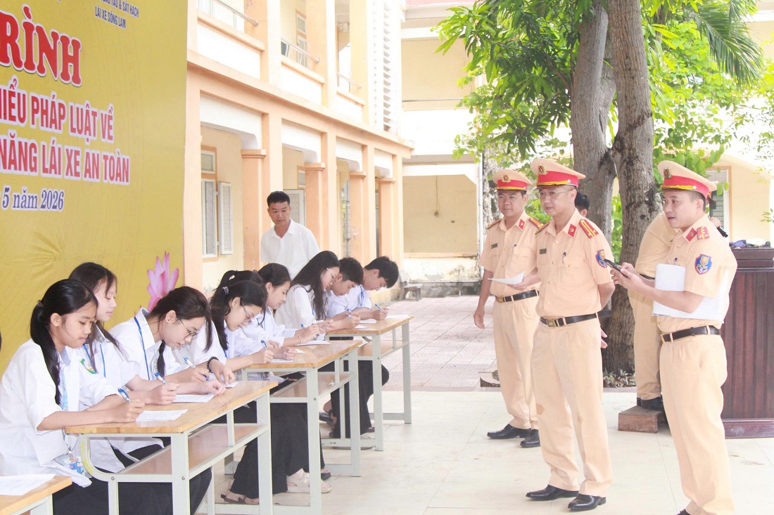 Học sinh tham gia thi tìm hiểu Luật bảo đảm trật tự an toàn giao thông và kỹ năng lái xe an toàn